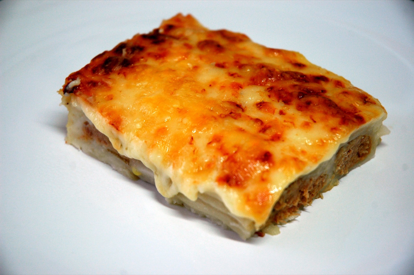 Canelons gratinats amb beixamel i formatge