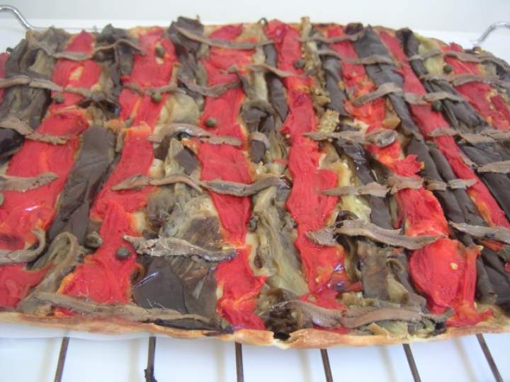 Coca de recapte amb escalivada i anxoves